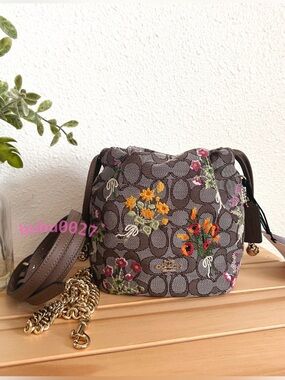 NWT🌷Coach Faye Mini Drawstring Bag
Signature Jacquard With Floral Embroidery